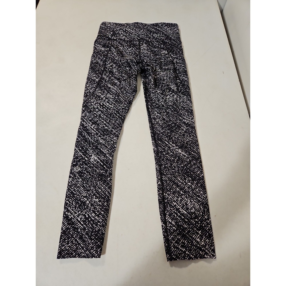 Lululemon Leggin 7/8" activewear‎ Size 4 Black/White Pockets (L119